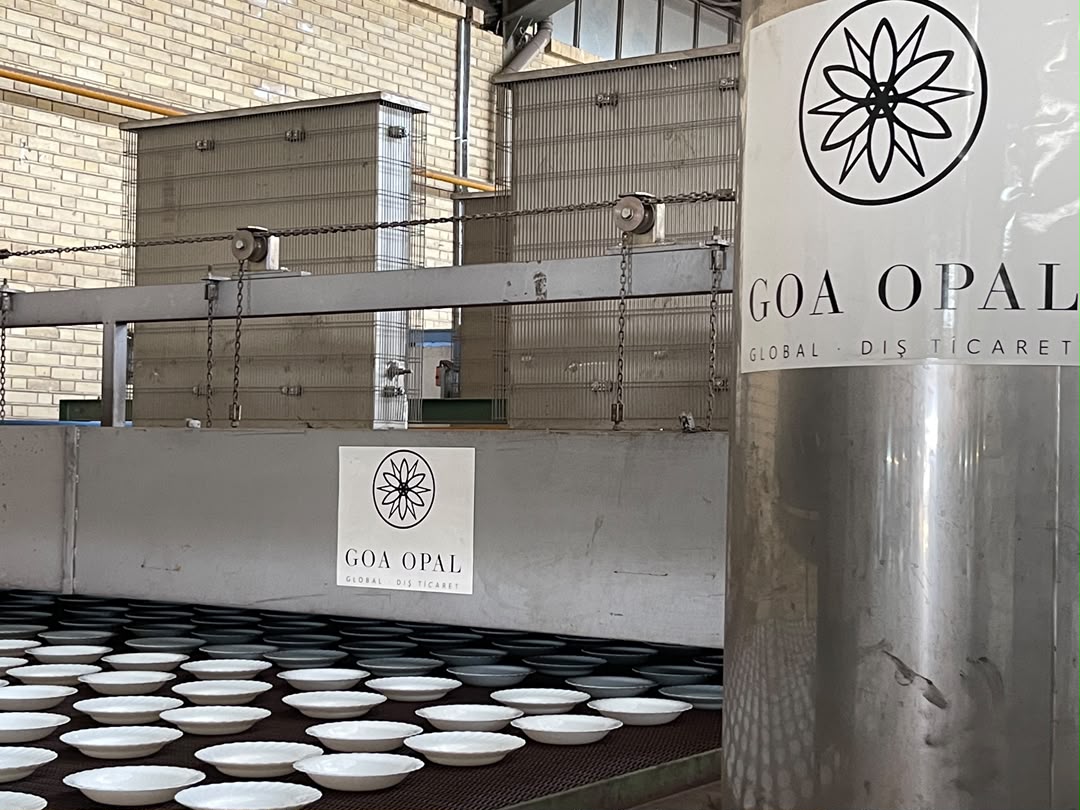 GOA OPAL fabrikasında fırınlama hattı ve konveyör üzerindeki opal sofra ürünleri